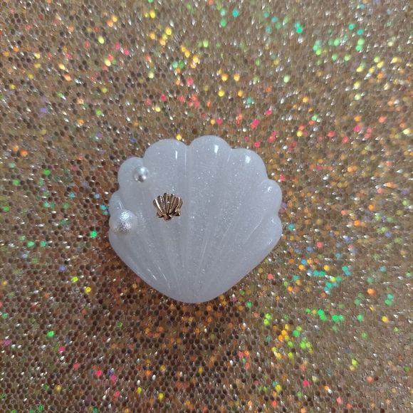 Faux Pearl Resin Shell Hair Clip - Picture 2 of 5